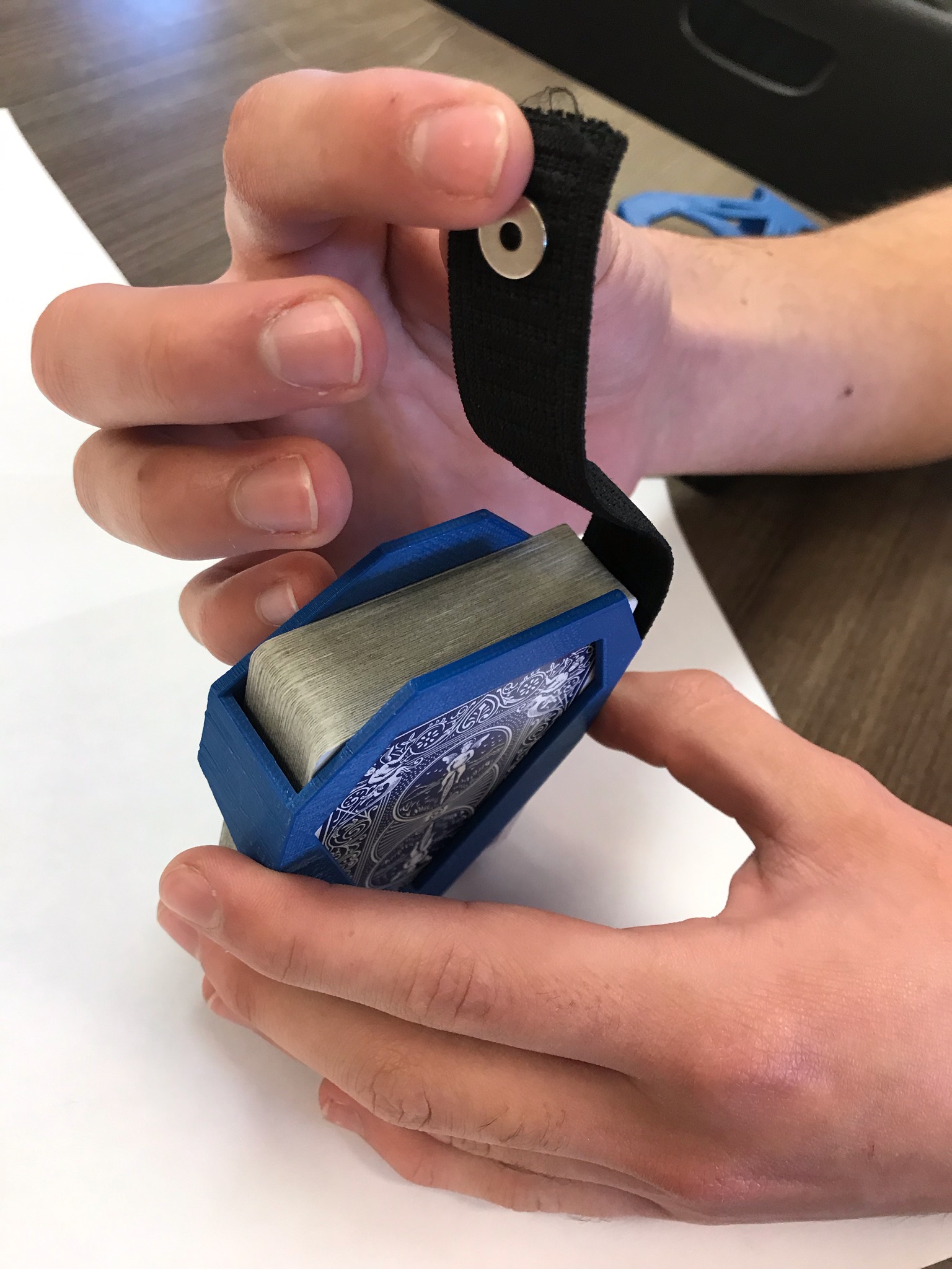 Display of magnet-strap closing mechanism